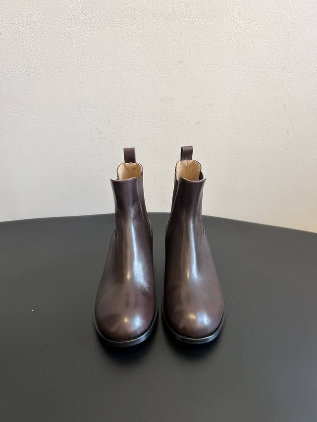 莞产 The Ro* 切尔西真皮短靴 采用经典切尔西靴型，无鞋带设计，依赖两侧弹性布面方便穿脱，鞋跟处有提拉带，既具实用性又增添设计细节。选用优质皮革制作，质感