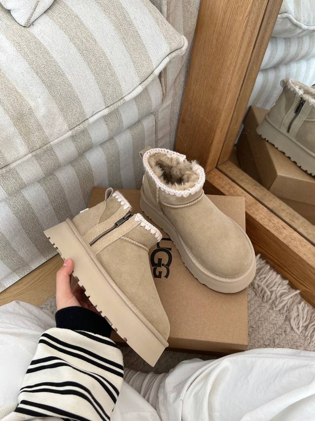 Ug.G雪地靴｜编织+拉链+刺绣Logo 编织花边：鞋口的编织设计精致又特别，直接把氛围感拉满； 侧面拉链：穿脱超方便，还自带酷飒感，和普通雪地靴区别开来； 后