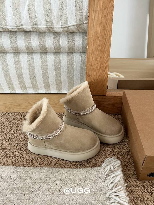 冬款C位靴来了！ Ugg升级星月厚底两穿靴，直接把温暖和时髦焊在脚上 这双雪地靴才是秋冬穿搭的“作弊器”吧 两穿设计玩出花：立着穿是带点酷感的短靴，翻边穿是软乎