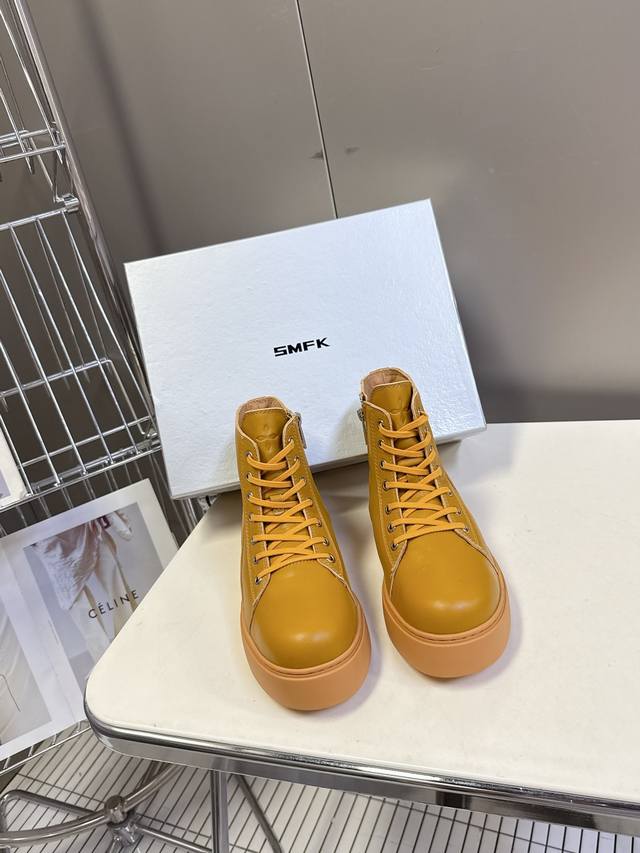 国潮品牌Smfk秋冬最新款厚底 休闲鞋 马丁靴 超多明星时尚博主种草 超火国内品牌 简约的设计 十字架Logo点缀 高级感满满 一眼心动 质感拉满 妥妥的增高神