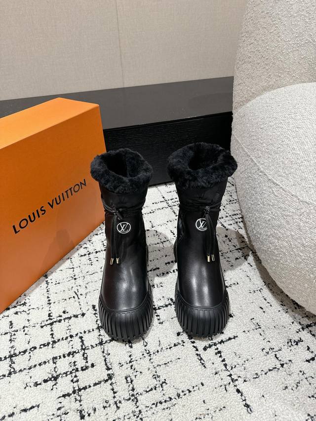顶级版本 Louis Vuitton 路易威登Lv 24 Ruby 羊毛 厚底 短靴 这一款也太美了吧无敌搭配怎么穿都超级好看 ，设计很复古很时尚！依然是经典设