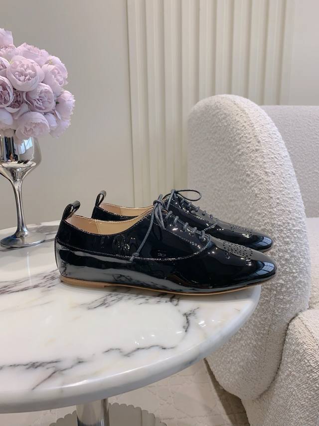 出厂价P Celin*新款系带平底鞋 这一季的美到心坎里了 超级百搭时髦的老钱风 上脚超级舒适 随意穿出高级感 鞋面牛皮 内里垫脚羊皮 意大利真皮大底 尺码35