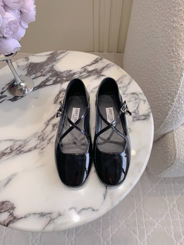 出厂价P Jimmy Cho*新款珍珠玛丽珍鞋 乖巧减龄 蝴蝶结珍珠装饰尽显复古精致 原版开模五金质感没得说 脚感舒适 经典百搭款 鞋面牛漆皮 内里垫脚羊皮 原