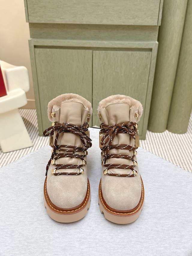 代购级 ｜D1139 225 专柜新款雪花扣羊毛保暖短靴上新 ★★★★★ 认准代购级别顶货！台资工厂P出品！ 鞋面：原版定制小牛漆皮配原版开模饰扣 闪亮施华洛钻