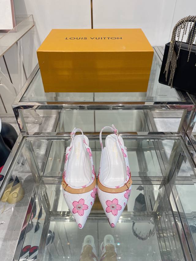 Louis Vuitton 25Ss春夏新款 猫跟凉鞋 Lv经典标志Logo 采用彩色以及鞋面的大面积底色作为对比 创造出鞋面的白三彩或者是黑三彩元素风格，成就