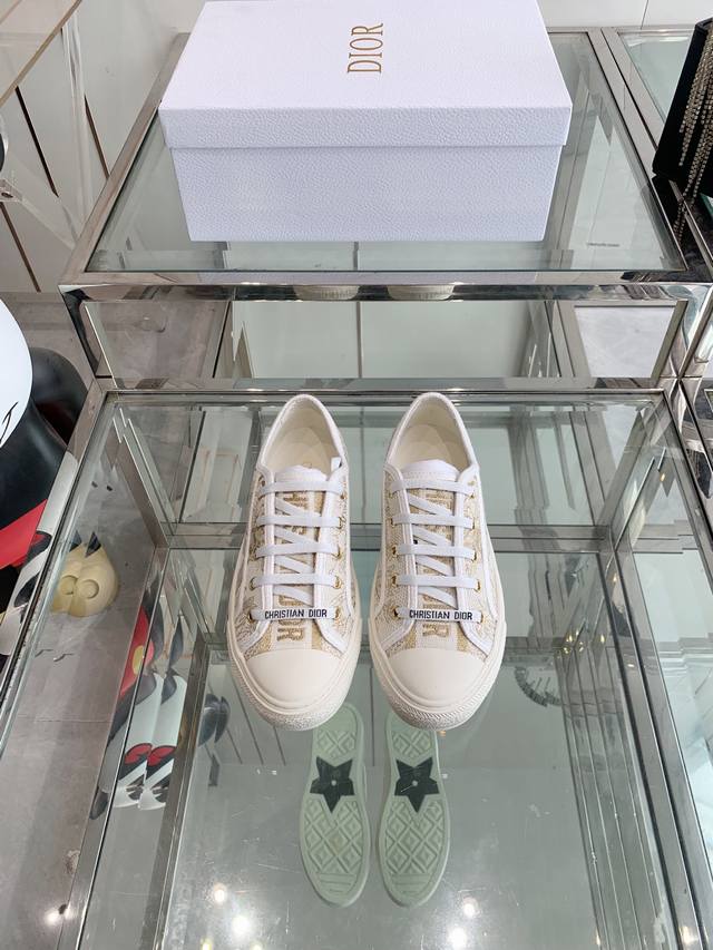 新版面 Dior迪奥 厚底休闲运动鞋 采用全刺绣标志性图案 国外专柜爆款非市场普通仿版 面料采用意大利进口布料 刺绣鞋面 原版模具注胶Logo磨砂五角星大底 内