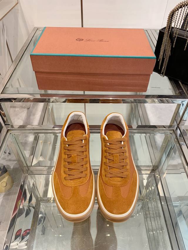 男款Loro Piana 诺悠翩雅 德训鞋 休闲板鞋 这款新款绒面革网球鞋采用超低帮设计，适合全年穿着。包边鞋底营造轻松迷人的色彩组合，将功能性与低调个性风格和