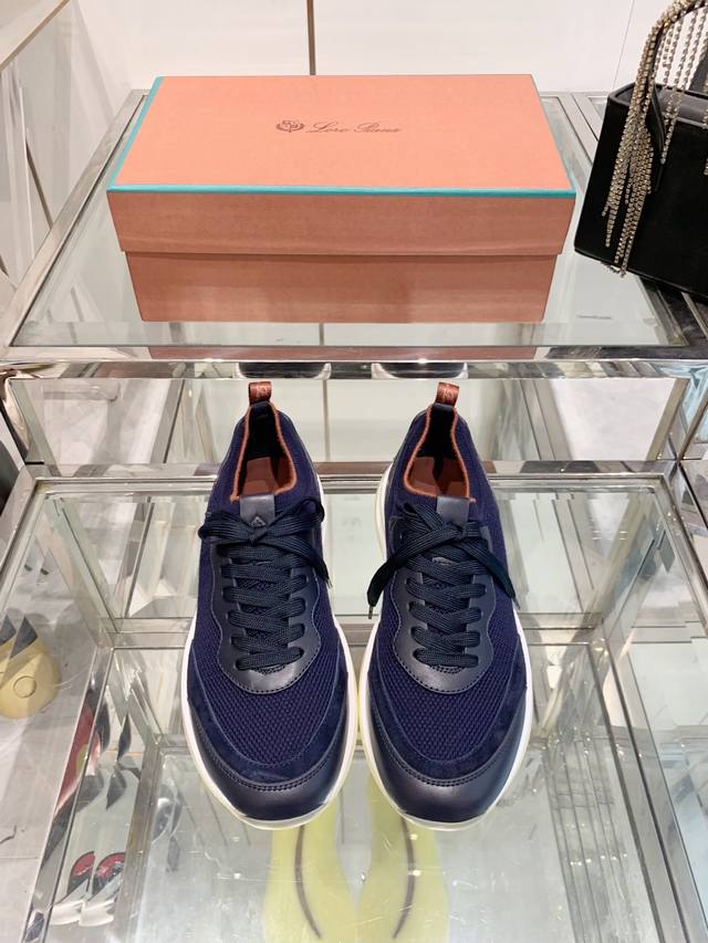 Loro Piana 诺悠翩雅 Flexy Walk 男款运动鞋 这款运动鞋鞋面采用 Wish 针织羊毛以专门工艺制成 轻盈舒适 非常适合休闲放松时穿着。 精选