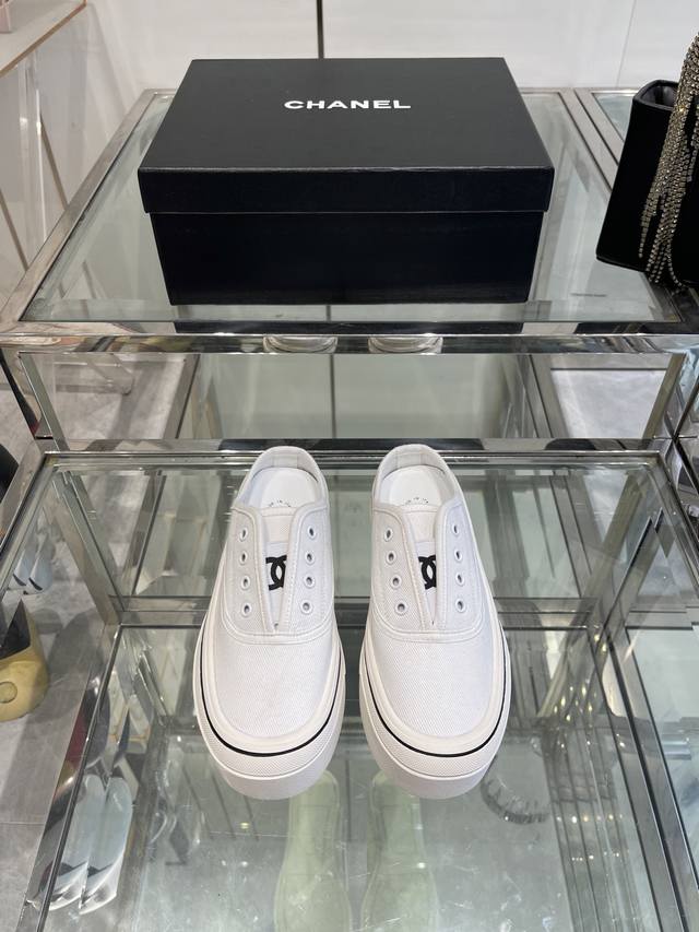 Chanel 香奈儿25Ss隐藏中古款帆布鞋 半拖款 Vintage感满满 中古复刻款 帆布鞋适配春夏 黑白拼接就很Chanel 配合袜子就很复古学院的感觉 码