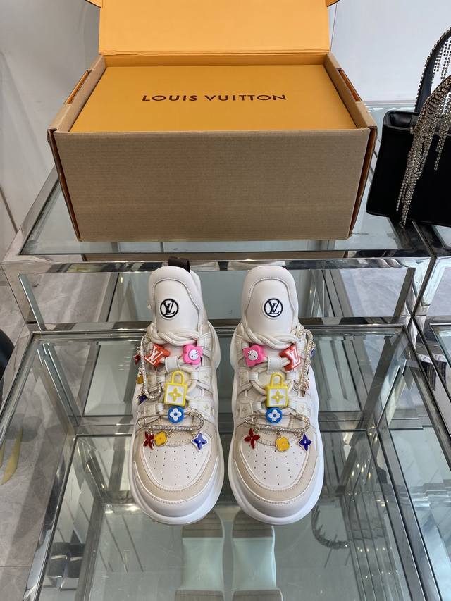 配饰120 Lv 2025春夏新款老爹鞋 尽显青春活力，日常穿搭超级抢眼，经典的拱形设计，一向被称之为美腿神器！绝对的人手必备 鞋面：原版一致牛皮，耐穿耐磨 大