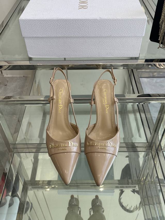 Dior 25Ss 春夏新款Dior尖头高跟 后空凉鞋 这款 My Dior 露跟高跟鞋是2025春夏成衣系列新品 精致优雅 采用牛皮革精心制作 尖头设计 点缀