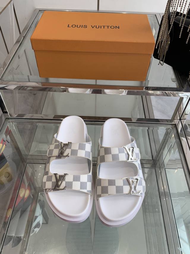 Lv 路易威登 25Ss春夏新品拖鞋 专柜主打最新款 硬货上新 代购级别 高级感十足 国内外博主刷爆的一款 复古又时髦 上脚美炸了 官网主推款 春夏必备 鞋面