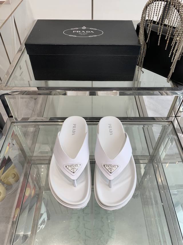 Prada 普拉达25Ss春夏新品男款 凉拖 代购级别 高级感十足 国内外博主刷爆的一款 复古又时髦 官网主推款 春夏必备 整双鞋子采购Zp开发打造 全部定制材