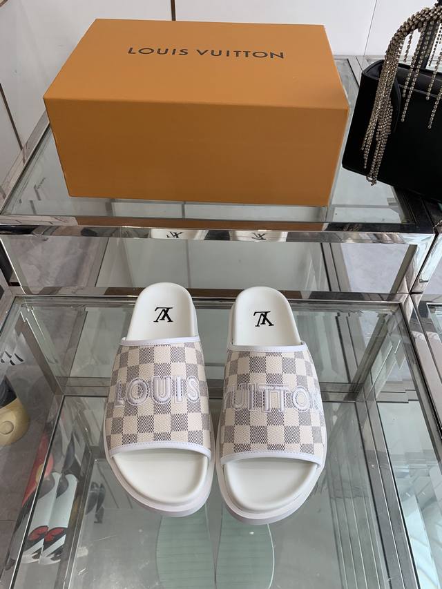 Lv 路易威登 25Ss春夏新品拖鞋 专柜主打最新款 硬货上新 代购级别 高级感十足 国内外博主刷爆的一款 复古又时髦 上脚美炸了 官网主推款 春夏必备 鞋面