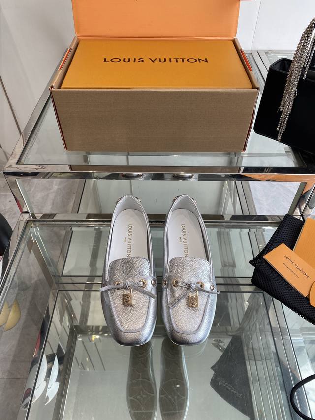 Louis Vuiton 路易威登 25Ss新款 Flore乐福鞋 Flore 乐福鞋拥有粒面牛皮革的闲雅风尚，以柔韧橡胶垫外底升级轻盈舒适体验 鞋面的Mono