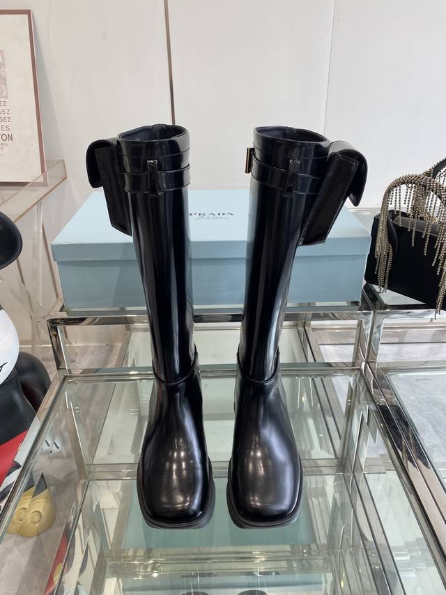 Prada 25Ss新款Equal一脚蹬机车靴，重新演绎1999春夏系列档案库设计，采用现代主义廓形。醒目线条结合创新鞋底。最近 得不得了 创新的Prada经典