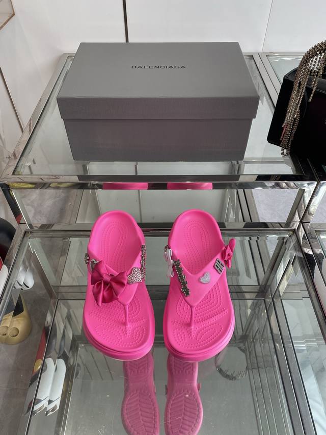 Balenciaga巴黎世家25Ss夏季新款 蝴蝶结夹脚厚底凉拖 鞋面装饰有俏皮的蝴蝶结元素 还有粉钻的爱心 字母等元素 精致又吸睛 甜美中带着酷感 厚底设计