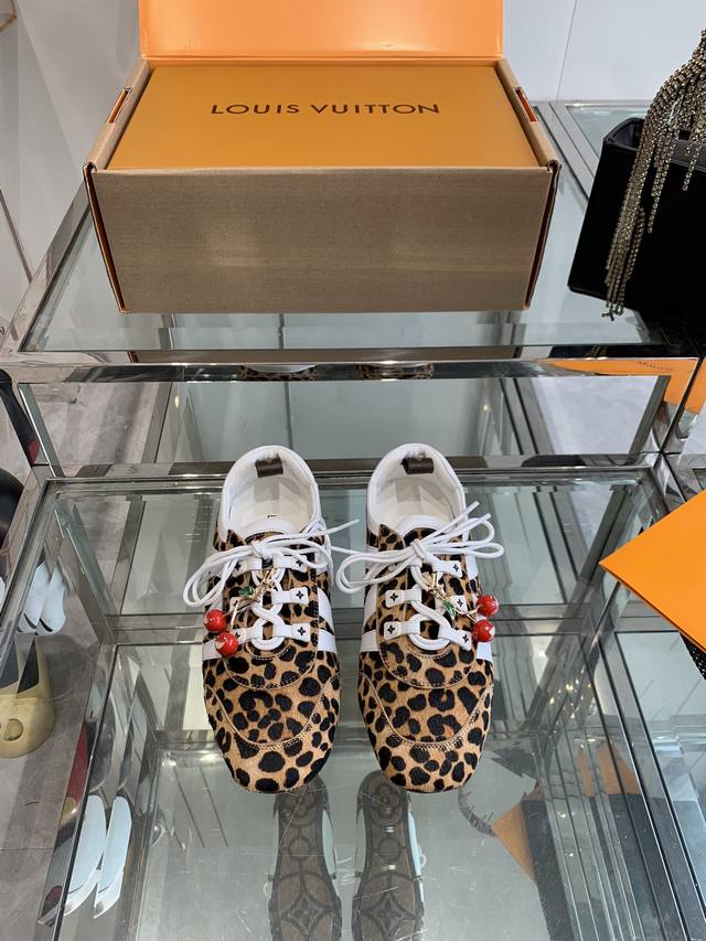 顶级版本 女款 男款510樱桃配饰60 Louis Vuitton 路易威登驴牌 25Ss春夏Sneakerina系列 芭蕾运动鞋 德训鞋 情侣款 Sneake