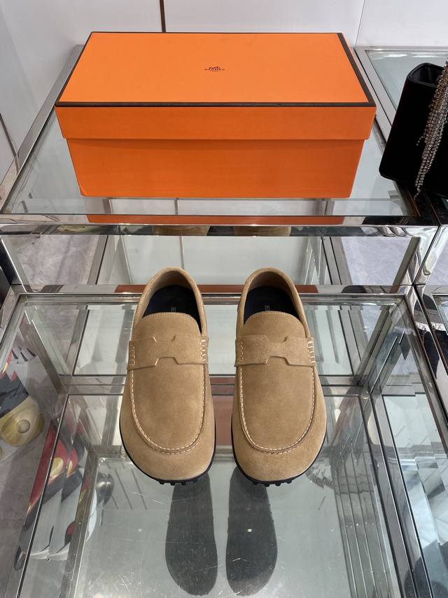 女款 男款 Hermes 爱马仕呆萌穆勒 勃肯鞋 情侣款 夏天真的太需要百搭拖鞋了 怎么搭配都好看 随意且高级的感觉 舒适度也很棒 搭配各种彩色袜子 潮爆了 进