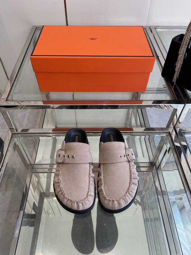 Hermes 爱马仕呆萌穆勒半拖勃肯鞋 夏天真的太需要百搭拖鞋了 怎么搭配都好看 随意且高级的感觉 舒适度也很棒 搭配各种彩色袜子 潮爆了 进口麂皮 羊皮内里