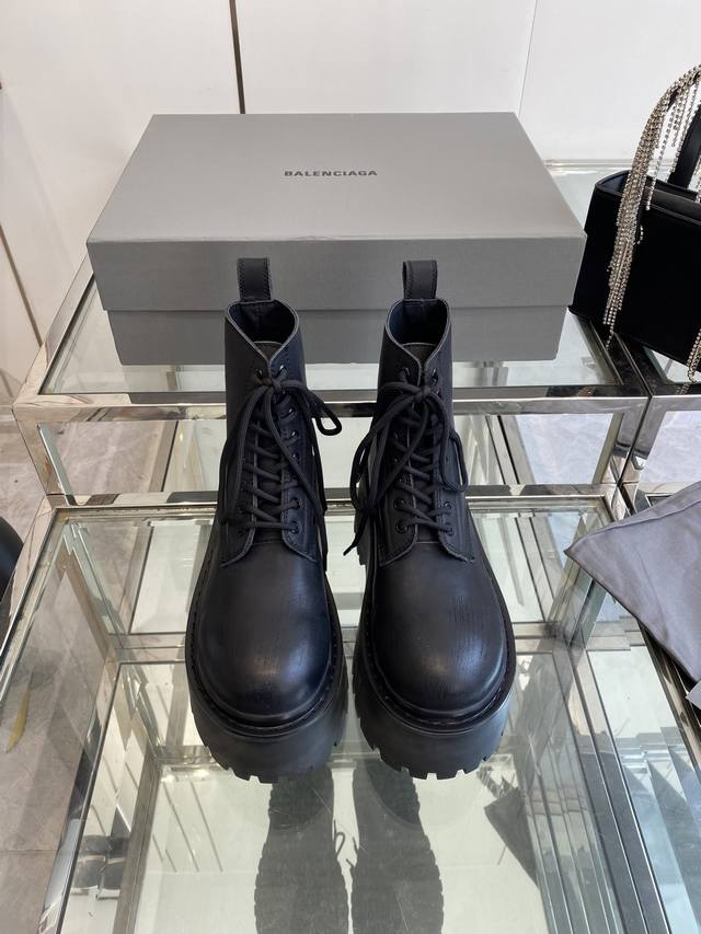 Balenciaga 巴黎世家 25Ss新品 Strike女士厚底短靴 雾化做旧效果短靴 鞋跟后饰以Bb标识压纹 鞋面做旧抛光处理，质感上乘，光泽内敛却又奢华尽