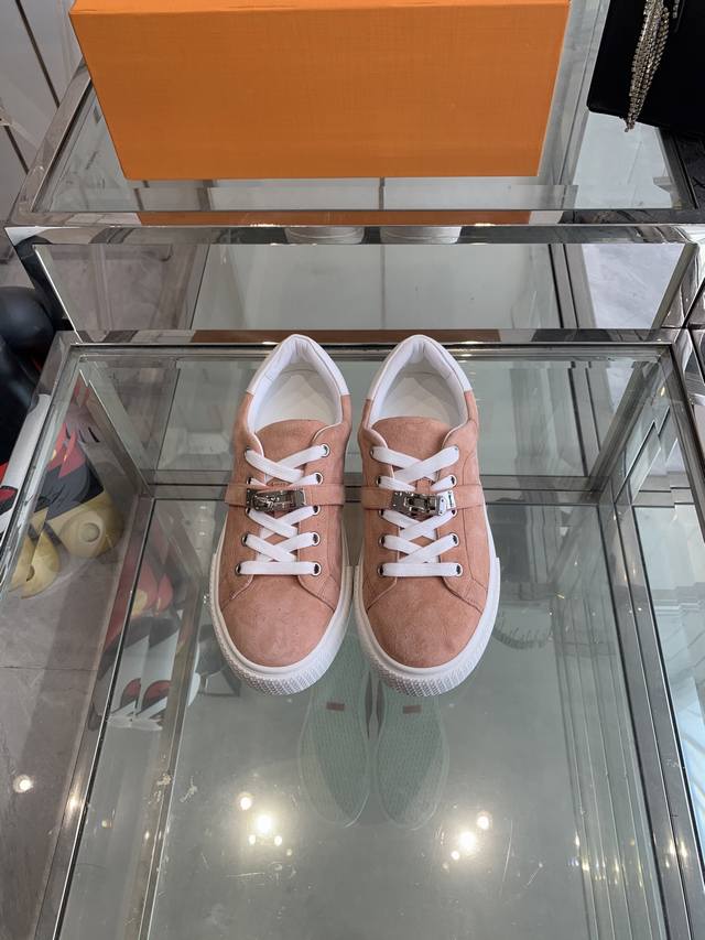女款 男款 Hermes爱马仕 Kelly扣 乐福鞋风格 运动鞋板鞋 情侣款 顶级版本 同步专柜上新 鞋子的每一个细节都特别用心 雅致的拼接元素 时尚飞织系带方