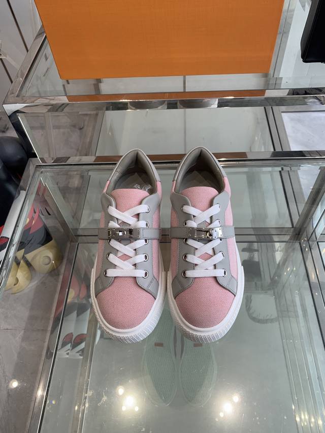 女款 男款 Hermes爱马仕 Kelly扣 乐福鞋风格 运动鞋板鞋 情侣款 顶级版本 同步专柜上新 鞋子的每一个细节都特别用心 雅致的拼接元素 时尚飞织系带方