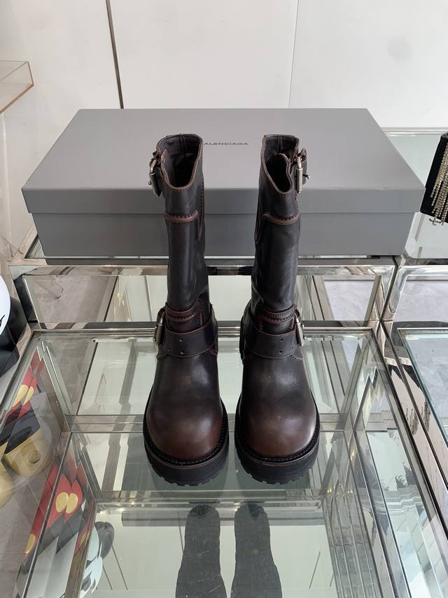 Balenciga巴黎世家 25Fw毒液Venom中筒靴 高筒靴 厚底长靴 暗黑机能风 出门炸街气场爆表 液靴的设计极具辨识度 利落的线条搭配金属扣饰 每一处细