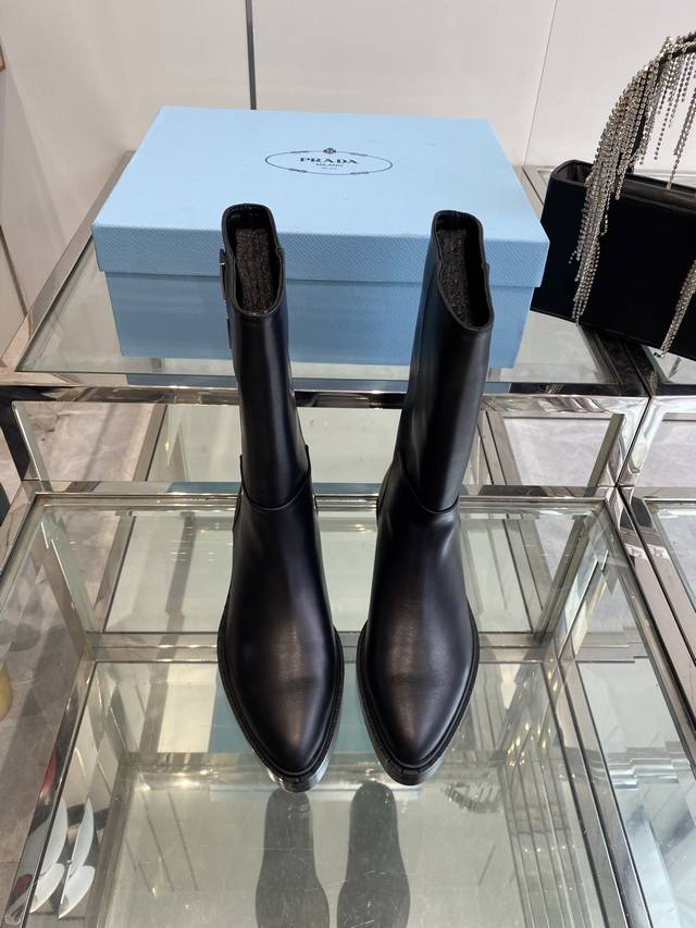 Prada 普拉达 秋冬新款三角标尖头靴 Prada能在重要场合用得上了 清新风带点小贵气的感觉 上脚非常完美 显腿瘦气质这块刚好拿捏 优雅大方晶莹透剔 各种配