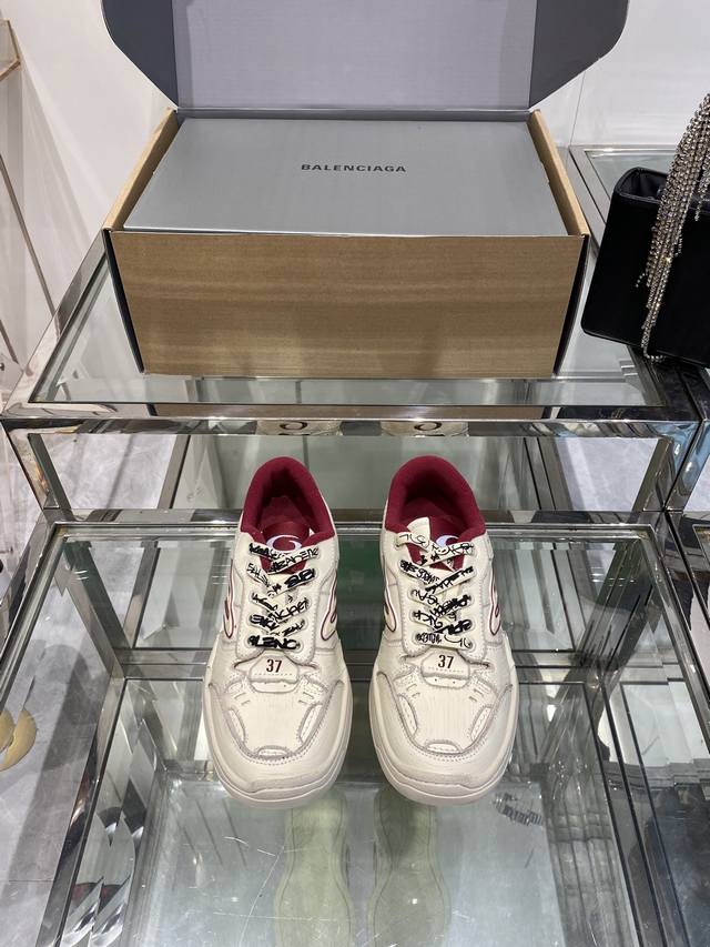 Balenciaga巴黎世家 25Ss最新Hamptons系列 情侣款破损 做旧 休闲 运动鞋 原版购入开发 做货 Hamptons Sneaker这款新鞋延续