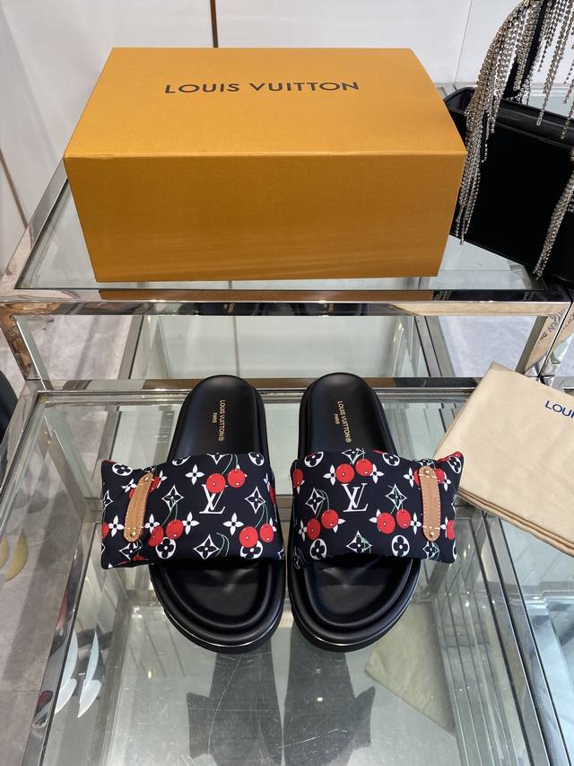 Louis Vuitton 25Ss 樱桃系列 夏季新款凉拖 魔术贴 可调松紧的设计 满满的沙滩风情 原版开模Lv金属 Logo装饰鞋面 定制进口提花布料原版老