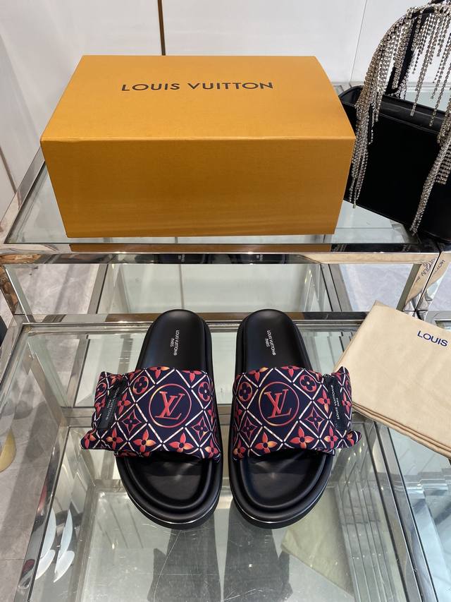 Louis Vuitton 25Ss 夏季新款凉拖 魔术贴 可调松紧的设计 满满的沙滩风情 原版开模Lv金属 Logo装饰鞋面 定制进口提花布料原版老花皮料 水