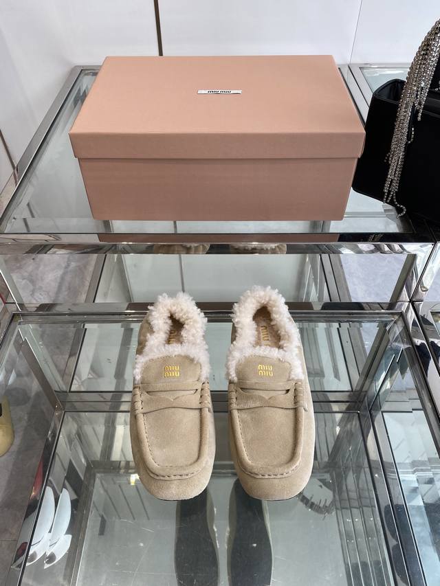 Miu Miu 缪缪 25Ss新款 方头 褶皱 一脚蹬 芭蕾舞鞋 乐福鞋 25 缪缪秋冬款 懒人一脚蹬这一款也太美了吧，无敌搭配怎么穿都超级好看 鞋面: 进口牛