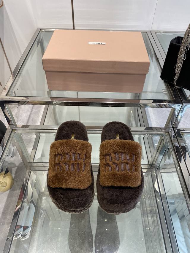 Miu Miu 缪缪 25Ss秋冬新款 厚底毛毛拖 每逢秋冬来临 毛拖是必不可少的单品 不仅足够保暖 还能拥有舒适的触感无论搭配什么都有种漫不经心的时髦纯羊毛