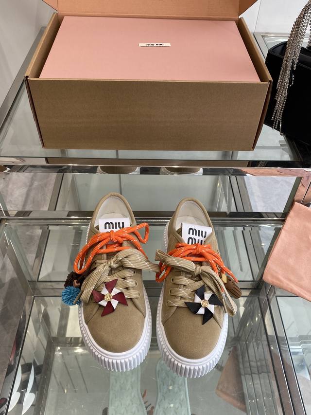 Miu Miu 缪缪 25Ss秋冬新款 厚底休闲小白鞋 顶级原版面料质感满满，搭配经典3D立体字母刺绣，刺绣Logog立体饱满，瞬间点亮整体造型，辨识度Up！I