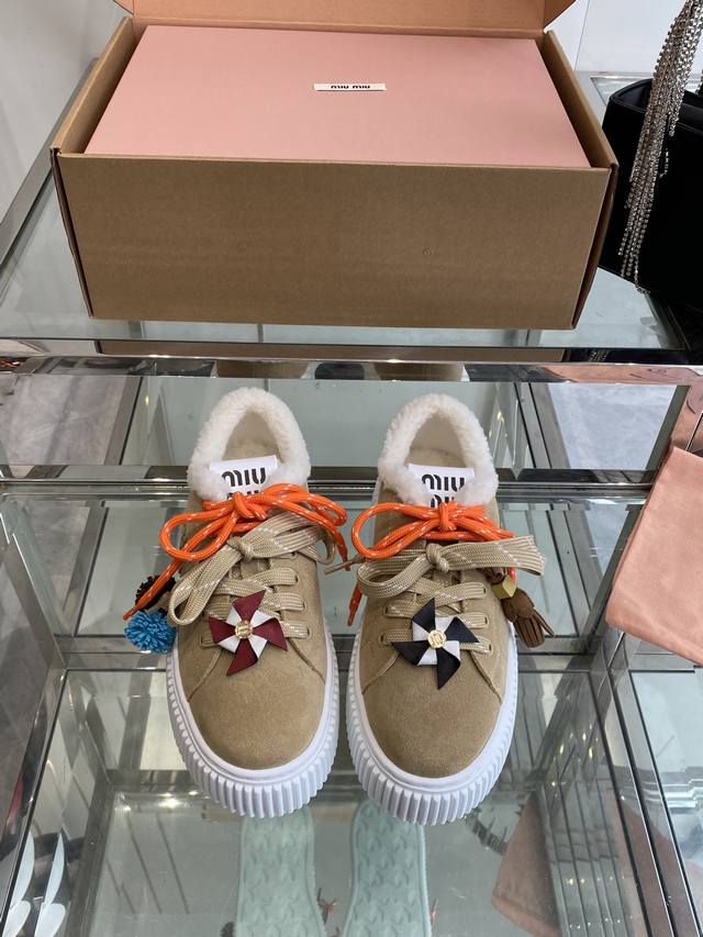 羊毛里 Miu Miu 缪缪 25Ss秋冬新款 厚底休闲小白鞋 顶级原版面料质感满满，搭配经典3D立体字母刺绣，刺绣Logog立体饱满，瞬间点亮整体造型，辨识度