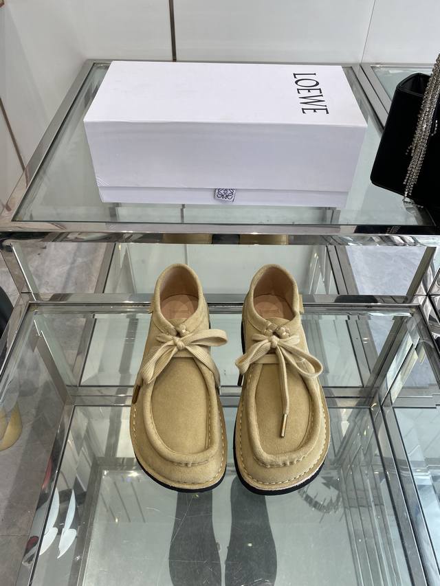 Loewe 罗意威 25Ss秋冬新款乐福鞋 短靴 新品 实力来袭 圆头圆脑的鞋头可可爱爱 一鞋两穿 后跟可踩下当英伦拖 超好搭配 上脚软软糯糯 超级无敌舒适 面