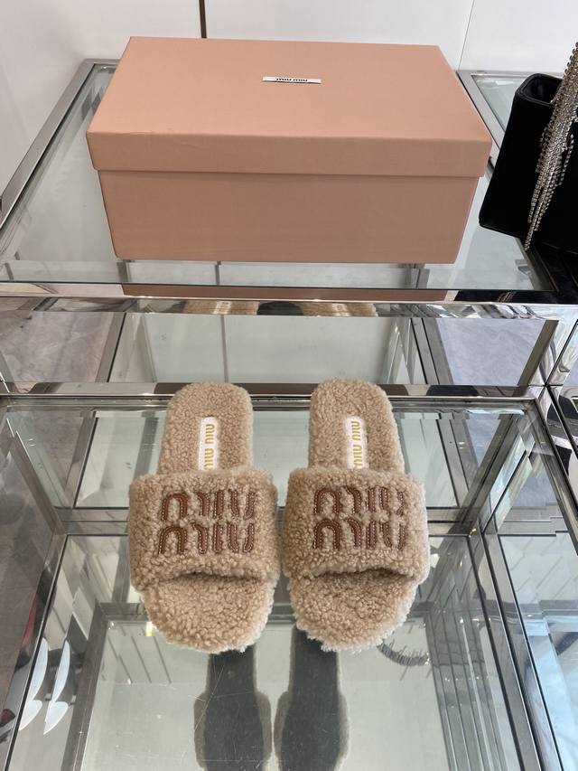 Miu Miu 25Ss 秋冬新品毛拖 秋冬新宠 百搭时髦单品 不管居家还是外穿都是品味的象征性 秋冬搭配袜子 那更是太绝太绝了 进口澳洲真羊毛 手感细腻柔软丝