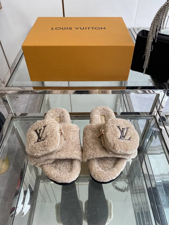 Louis Vuitton Ss 25New Arrival 25Ss秋冬平底羊毛拖鞋 超舒适的毛拖 简约随性 时髦有范 慵懒又不乏高级感 最舒适的拖鞋没有之一