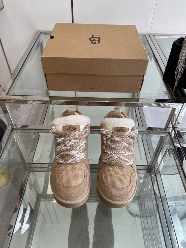 Ugg 25Ss秋冬新款 厚底休闲鞋 作为的领军品牌 这双新款同样延续了其一贯的舒适理念 穿在脚上轻盈自在 仿佛踩在了云朵上一般 鞋底采用Eva材质 防滑耐磨