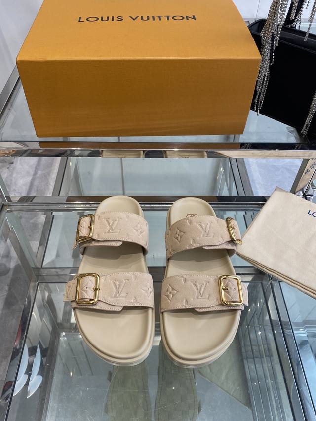 Lv 路易威登 Venice系列 厚底 凉拖鞋 原版购入开发 做货 本款 Lv Venice 凉拖为粒面牛皮革融入标志性 Monogram 压纹，巧妙演绎闲雅格