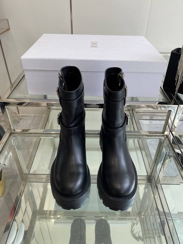 顶级版本 Dior 迪奥 迪丽热巴同款D-Major 厚底骑士靴 马丁靴 D-Major 短靴的跟高设计巧妙，既有着恰到好处的增高效果，又能保证行走时的稳健与自