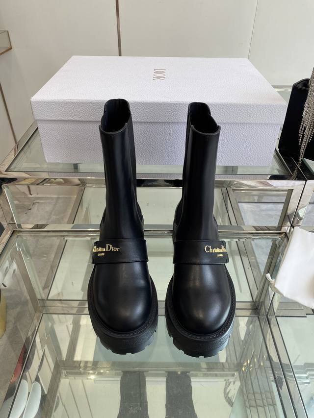 顶级版本 Dior 迪奥 2025秋冬新款D-Quest系列朋克风切尔西弹力及裸女靴 明星同款Cd字母Logo五金皮带扣机车靴 低跟厚底圆头一脚蹬骑士短靴 鞋面