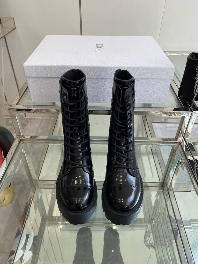 顶级版本 Dior 迪奥 2025Ss最新走秀新款 绑带机车靴马丁靴～ 原版开发细节完美，精致纹理细节，搭配潮流前卫风格，上脚帅气百搭，小红书种草系列 面料：原