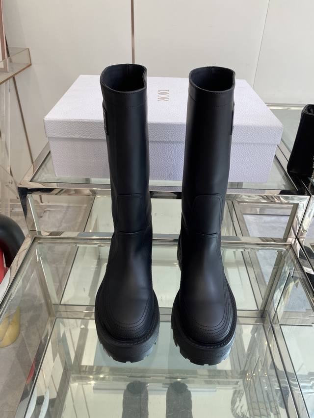 顶级版本 Dior 迪奥 2025Ss秋冬新品布洛克长靴 经久不衰的马靴造型，彰显经典设计，市场顶级版本 采用柔软的黑色牛皮革制作，打造休闲又不失优雅的风格。