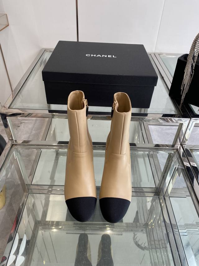 Chanel 香奈儿 25Ss 秋冬新品 圆头钻跟 短靴 适合一切脚型 显瘦百搭～经典版型搭配组合营造出了很强烈的高级感 上脚非常精致 俏皮 而且很显女人味 专