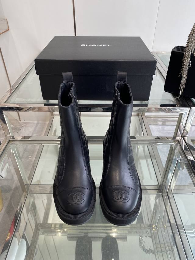 Chanel 香奈儿 25Ss巴黎走秀秋冬爆款长靴 小红书力推款，时髦精必备，香奈儿女士钟爱简约又难以抗拒系，金色五金扣，搭配展现与众不同的穿搭风格、原版开模发