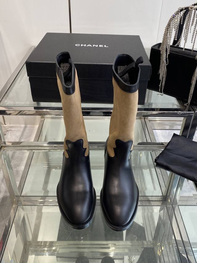 Chanel 香奈儿 25Ss秋冬新款 小香麂皮拼色一脚蹬骑士靴 复古风西部牛仔靴 独特的西部靴筒设计 流畅的曲线 不规则的边缘如同旷野中的自由线条 带着随性洒