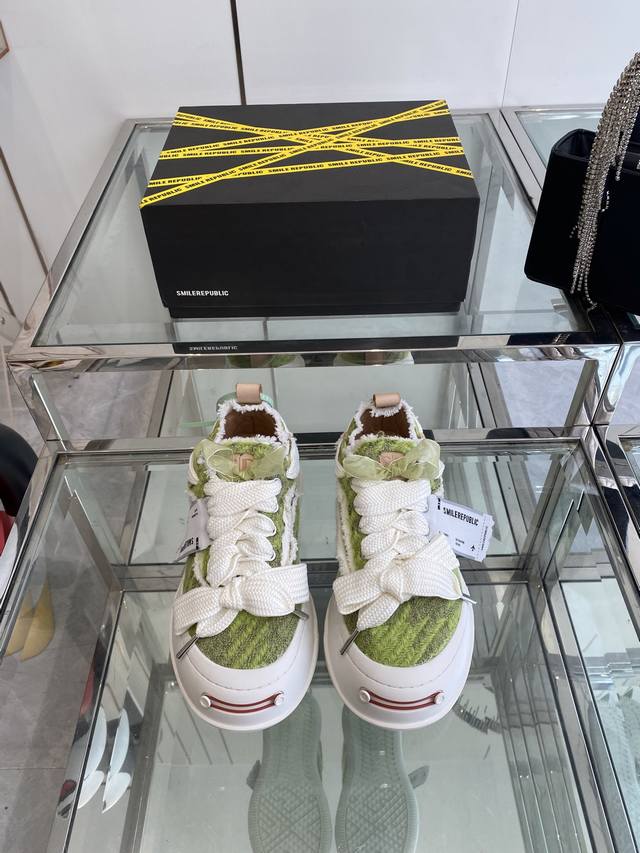 女款 Smilerepublic 开口笑 帆布鞋 一款热度非常高的帆布鞋 最近各路明星网红纷纷上脚 太多综艺节目嘉宾穿Sr抢镜 美学理念初春充满艺术感的搭配 让
