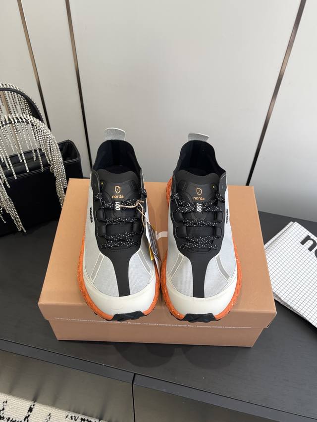 男款 Norda 户外运动鞋，专为挑战荒野与山野的勇者设计。采用尖端科技与高性能材质，轻量化鞋身搭配强悍抓地力，无惧陡峭岩壁、泥泞小径或湿滑溪流，每一步都稳如磐